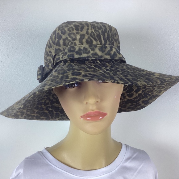 Eric Javits Kaya Packable Rain Hat in Leopard. - Picture 4 of 7